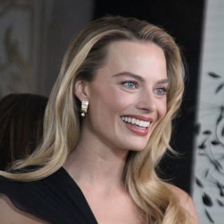 Margot Robbie kommt zu einer Benefizgala. Die Produktionsfirma der Schauspielerin soll beim geplanten Sims-Film involviert sein.