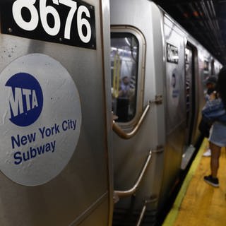 Das Logo der MTA New York City Subway ist auf einem Zug an einer Station in New York City zu sehen.