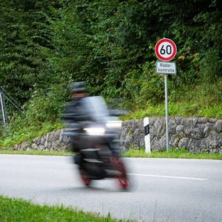 Motorradfahrer fährt schnell