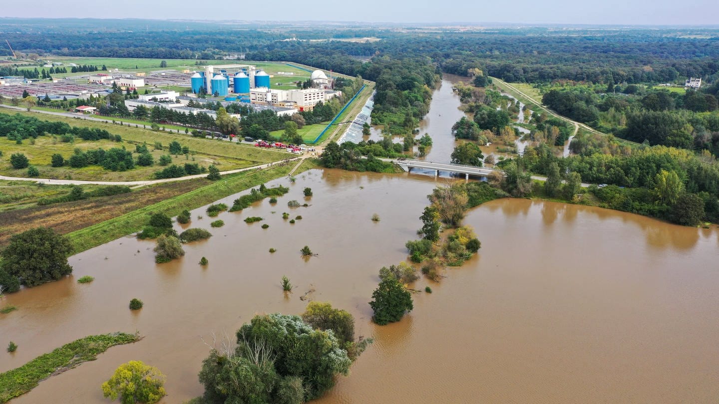 Das Bild einer Drohne zeigt den hohen Wasserstand des Flusses Bystrzyca.