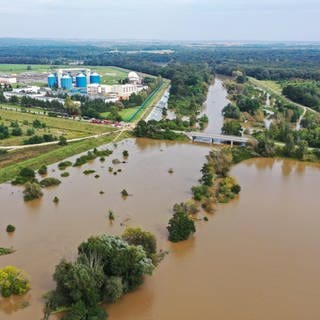 Das Bild einer Drohne zeigt den hohen Wasserstand des Flusses Bystrzyca.