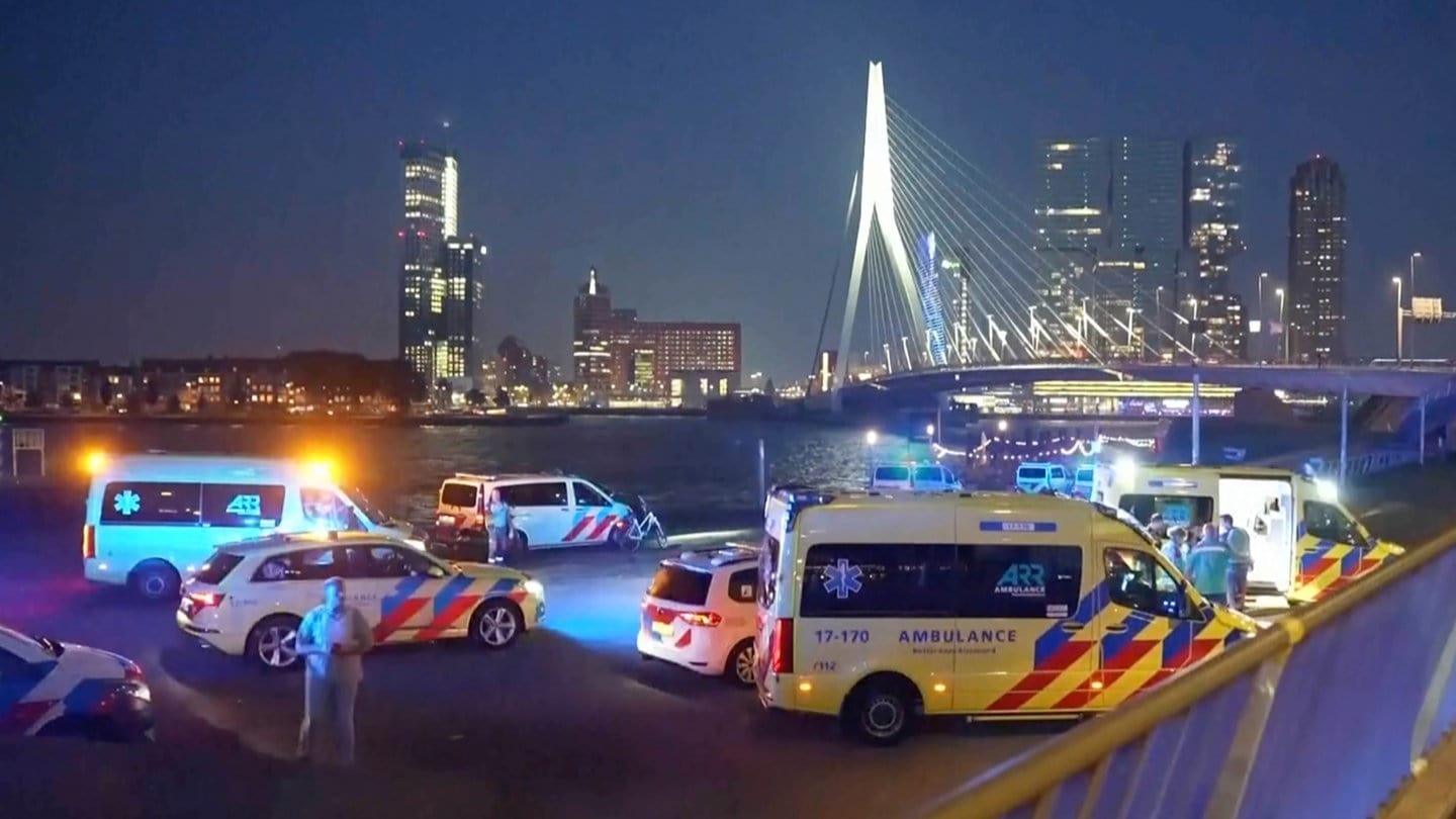 Auf diesem Bild, das aus einem von Media TV zur Verfügung gestellten Video stammt, sind Polizei und Rettungskräfte nach einem Messerangriff in Rotterdam in den Niederlanden im Einsatz.