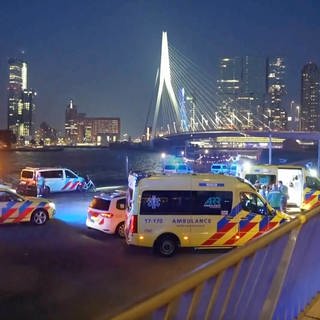 Auf diesem Bild, das aus einem von Media TV zur Verfügung gestellten Video stammt, sind Polizei und Rettungskräfte nach einem Messerangriff in Rotterdam in den Niederlanden im Einsatz.