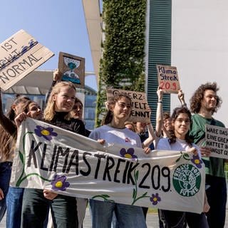 Mitglieder von Fridays for Future Deutschland halten vor dem Bundeskanzleramt bei einer Pressekonferenz zum geplanten globalen Klimastreik am 20. September 2024 ein Transparent mit der Aufschrift "Klimastreik 20.9."