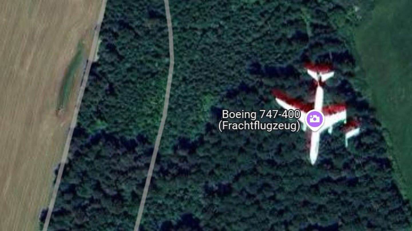 Bei Google Maps sieht man ein kaputtes Flugzeug im Wald bei Schramberg im Schwarzwald. Dabei handelt es sich um einen Fehler.