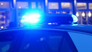 Ein Blaulicht leuchtet auf dem Dach eines Polizeiautos - In Landau wurden Tresore aus dem Clubhaus des SV Dammheim geklaut