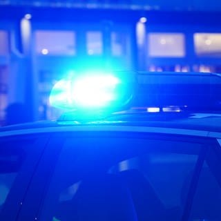 Ein Blaulicht leuchtet auf dem Dach eines Polizeiautos - In Landau wurden Tresore aus dem Clubhaus des SV Dammheim geklaut