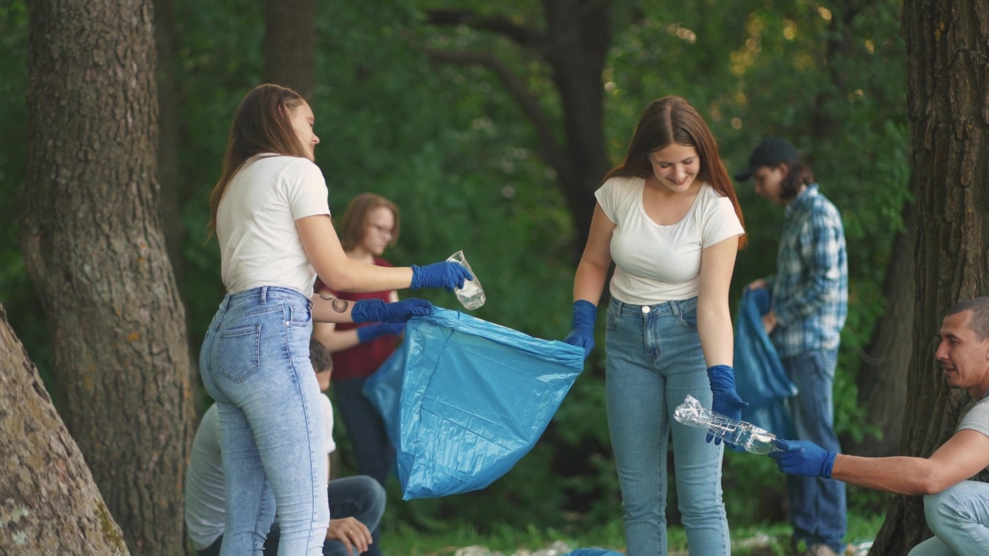 Jungendliche beim Müll sammeln in der Natur: Tausende beteiligen sich beim World CleanUp Day