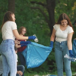 Jungendliche beim Müll sammeln in der Natur: Tausende beteiligen sich beim World CleanUp Day