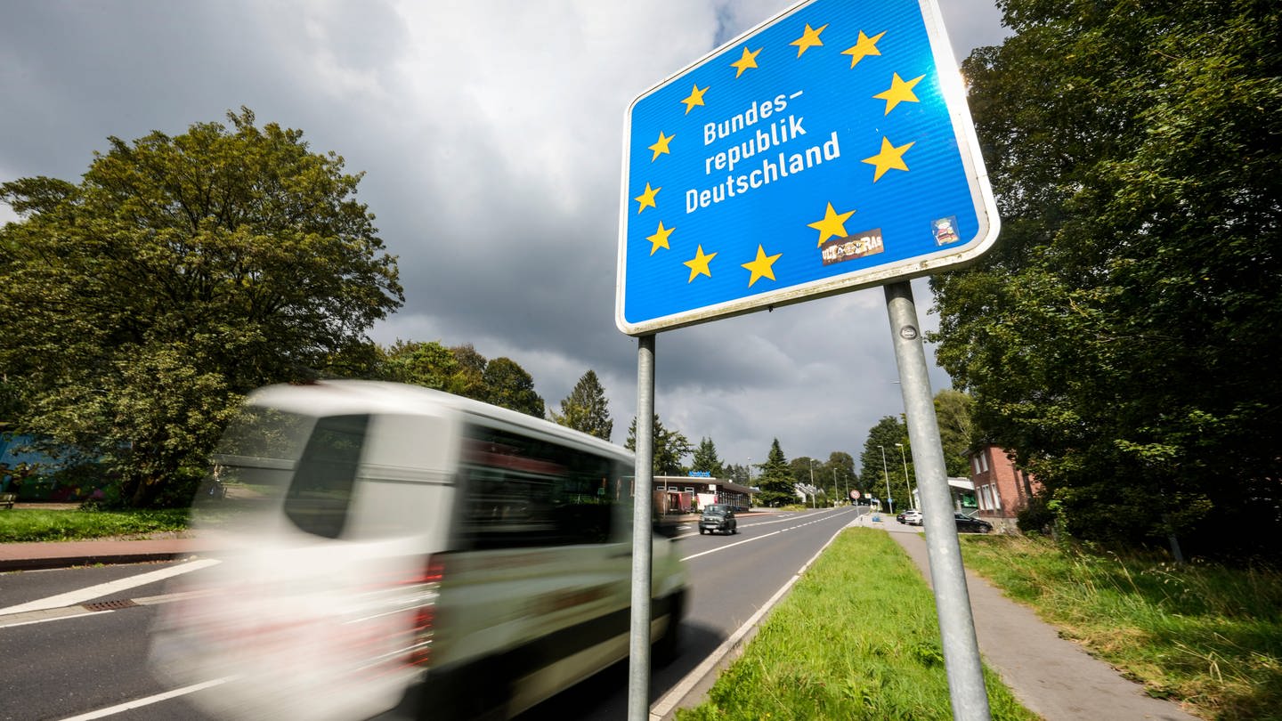 Bei den Kontrollen an den Grenzen von Deutschland wurden 100 Menschen zurückgewiesen. Außerdem gab es mehr Asylgesuche.