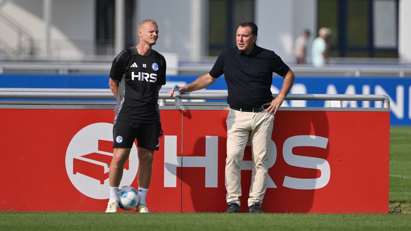 Karel Geraerts (Cheftrainer FC Schalke 04), li., und Marc Wilmots (Sportdirektor Schalke 04) 02.09.2024, Fussball Saison 2024/2025, 2. Bundesliga, Training FC Schalke 04 Gelsenkirchen Trainingsgelände Nordrhein Westfalen Deutschland *** Karel Geraerts head coach FC Schalke 04 , left , and Marc Wilmots sports director Schalke 04 02 09 2024, football season 2024 2025, 2 Bundesliga, training FC Schalke 04 Gelsenkirchen training ground North Rhine-Westphalia Germany Team2