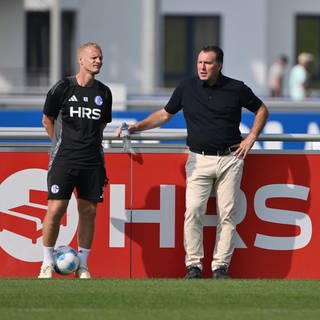 Karel Geraerts (Cheftrainer FC Schalke 04), li., und Marc Wilmots (Sportdirektor Schalke 04) 02.09.2024, Fussball Saison 20242025, 2. Bundesliga, Training FC Schalke 04 Gelsenkirchen Trainingsgelände Nordrhein Westfalen Deutschland *** Karel Geraerts head coach FC Schalke 04 , left , and Marc Wilmots sports director Schalke 04 02 09 2024, football season 2024 2025, 2 Bundesliga, training FC Schalke 04 Gelsenkirchen training ground North Rhine-Westphalia Germany Team2