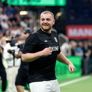 Youtuber Trymacs (Maximilian Stemmler), Team-Manager bei Team Hardstuck Royale, beim Baller League Final Four im PSD Bank Dome Düsseldorf. Düsseldorf, 08.04.2024 NRW Deutschland *** Youtuber Trymacs Maximilian Stemmler , Team Manager at Team Hardstuck Royale, at the Baller League Final Four in the PSD Bank Dome Düsseldorf Düsseldorf, 08 04 2024 NRW Germany