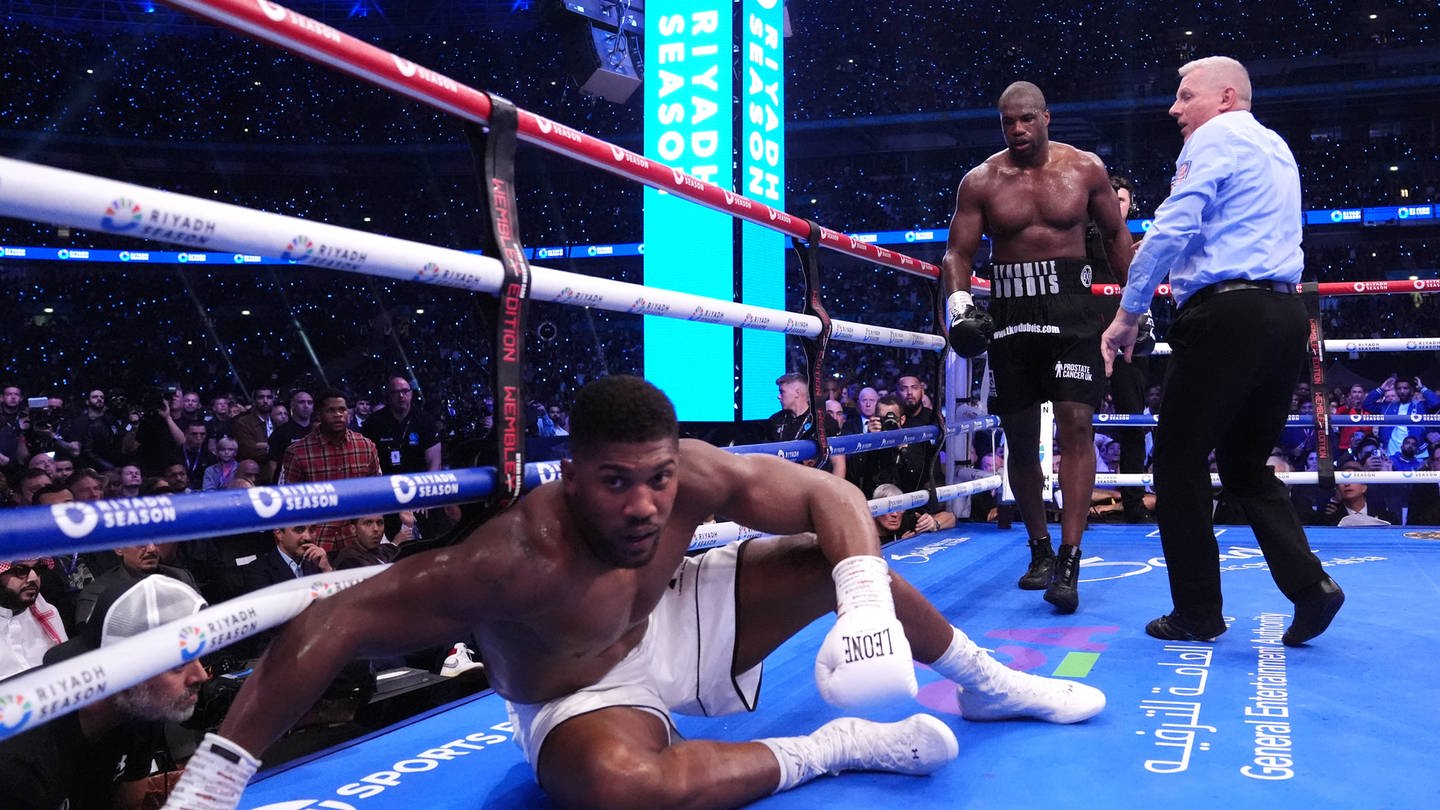 Anthony Joshua liegt nach einem Treffer von Daniel Dubois auf dem Boden.