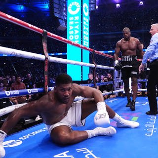 Anthony Joshua liegt nach einem Treffer von Daniel Dubois auf dem Boden. 