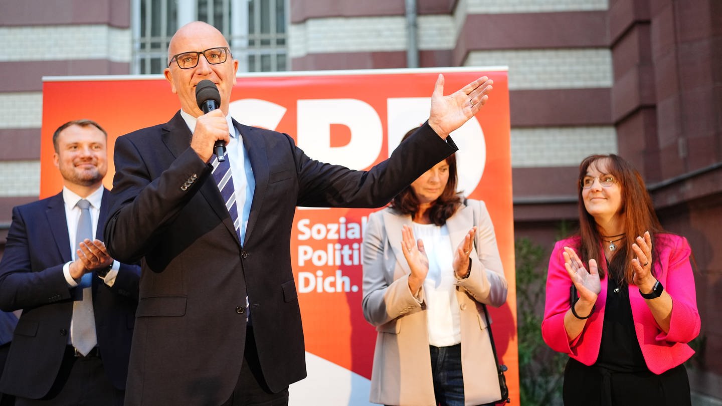 Dietmar Woidke, Ministerpräsident und Vorsitzender der SPD in Brandenburg steht nach Bekanntgabe der ersten Prognosen bei der SPD-Wahlparty auf der Bühne.