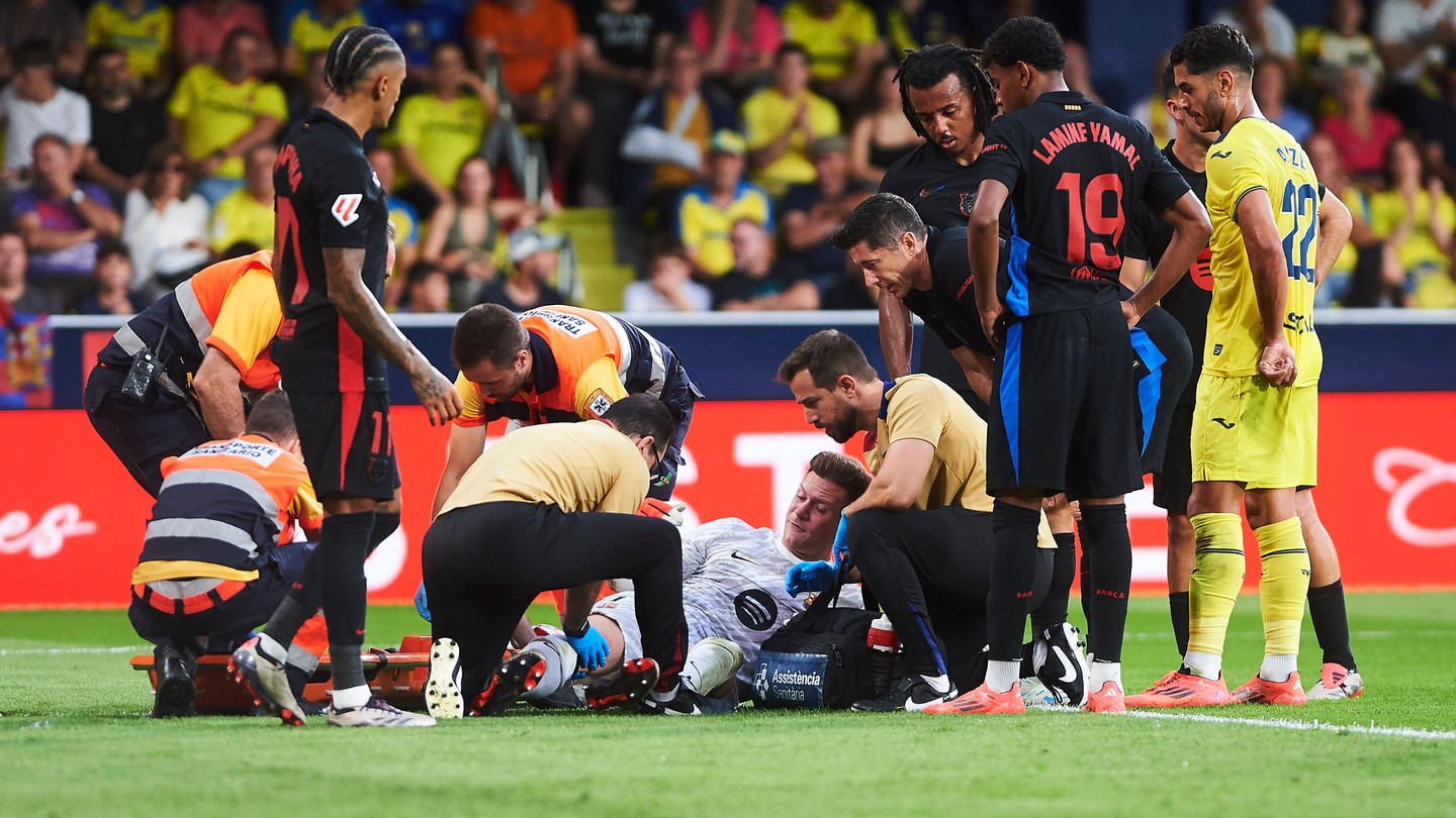 Barcelona-Keeper Marc-André ter Stegen liegt im Ligaspiel gegen Villarreal verletzt am Boden.