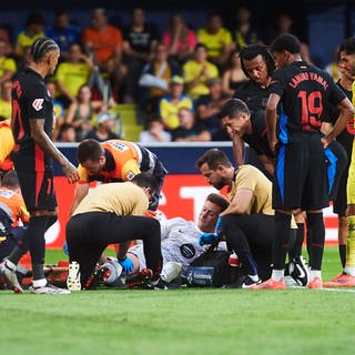 Barcelona-Keeper Marc-André ter Stegen liegt im Ligaspiel gegen Villarreal verletzt am Boden.