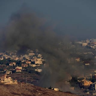 Rauch steigt auf von einem israelischen Luftangriff auf das Dorf Kfar Rouman, gesehen von der Stadt Marjayoun, Südlibanon. 