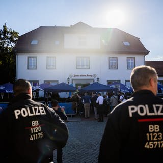 Polizisten stehen vor dem Gasthof in Potsdam-Marquardt, in dem die Wahlparty der Brandenburger AfD stattfindet. In Brandenburg findet am Sonntag die Landtagswahl statt.