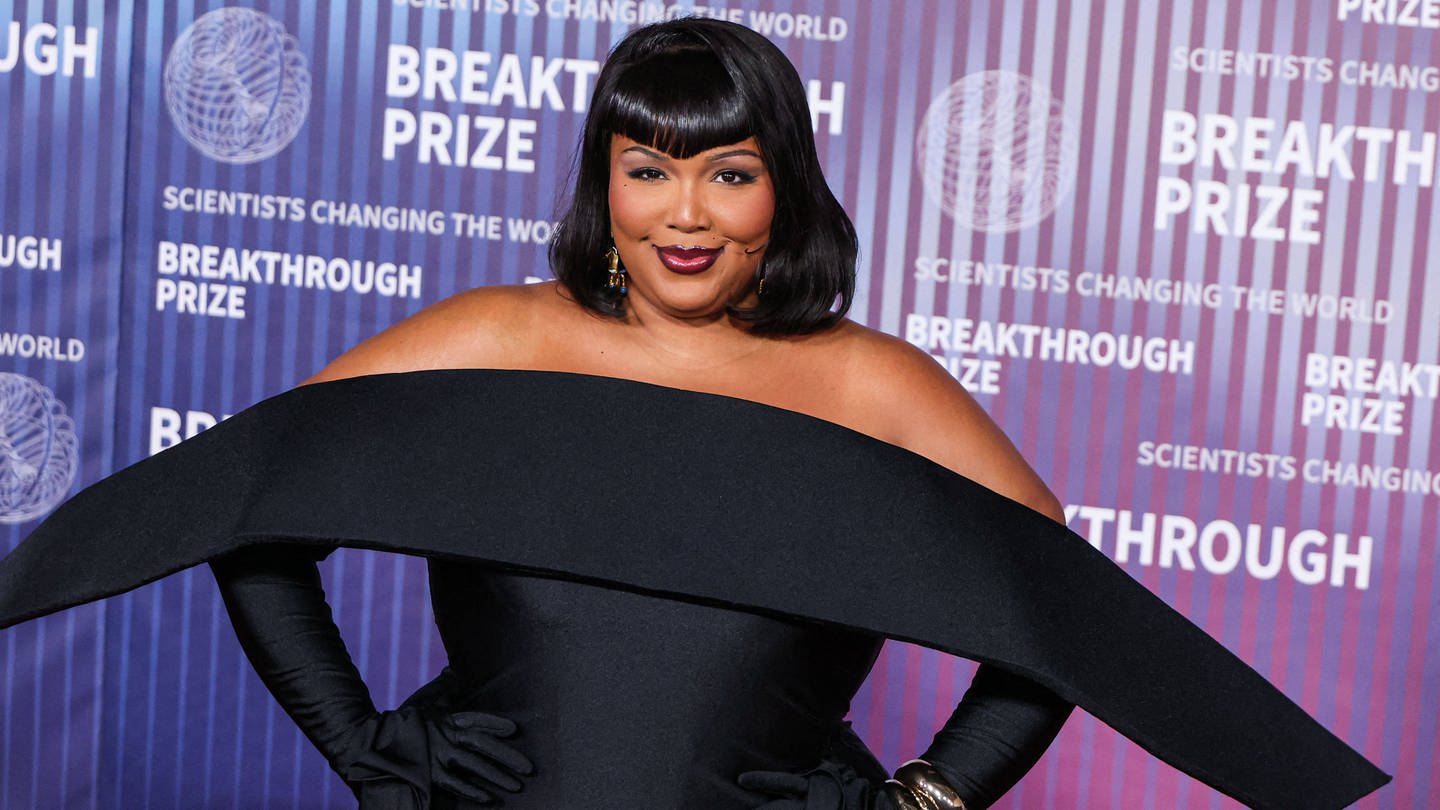 LA Lizzo wearing custom Quine Li arrives at the 10th Annual Breakthrough Prize Ceremony.