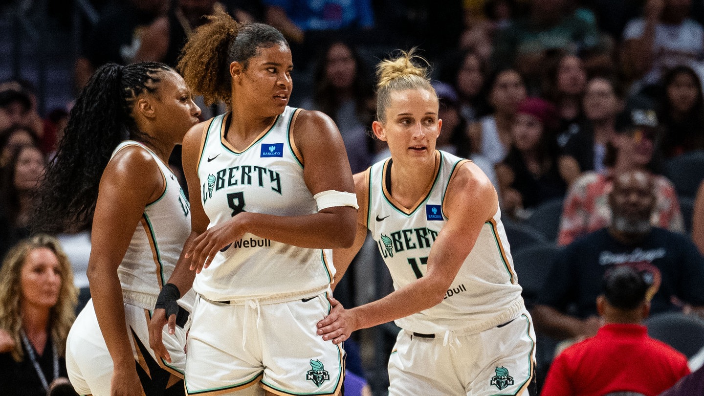 WNBA, Los Angeles Sparks - New York Liberty: Leonie Fiebich (r) und Nyara Sabally in Aktion.