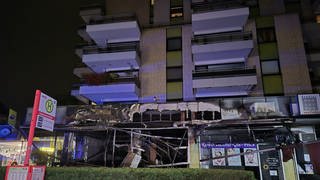 Ein Bild der Verwüstung ist die zerstörte Fassade der Ladenzeile mit Wohnhaus. Nach einer Explosion ist ein Café im Erdgeschoss eines Mehrfamilienhauses in Köln vollständig ausgebrannt.