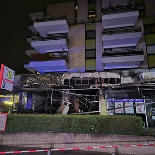 Ein Bild der Verwüstung ist die zerstörte Fassade der Ladenzeile mit Wohnhaus. Nach einer Explosion ist ein Café im Erdgeschoss eines Mehrfamilienhauses in Köln vollständig ausgebrannt.