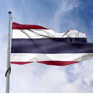 Die Flagge von Thailand weht im Wind