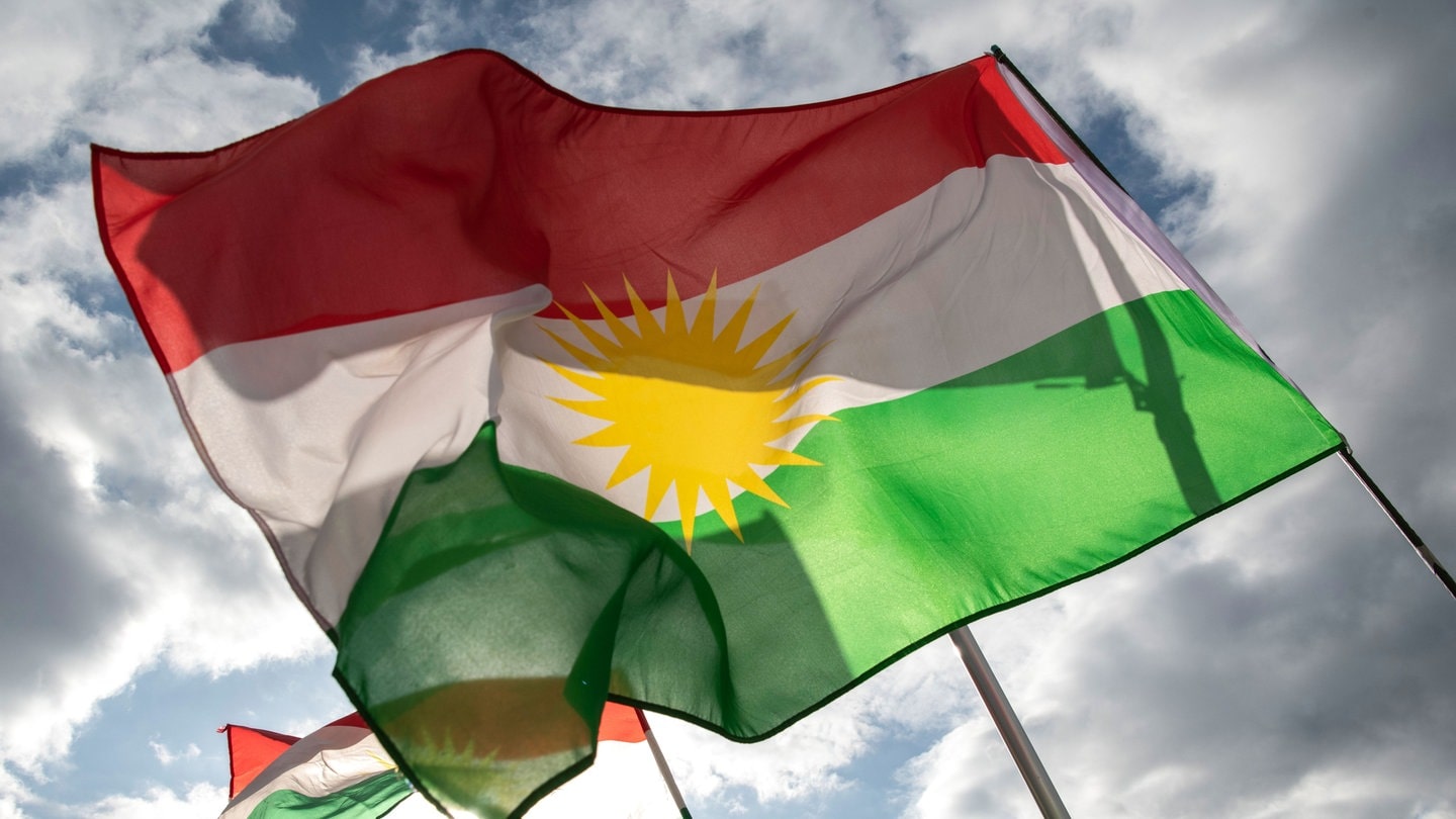 Die Flagge der autonomen Region Kurdistan