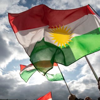 Die Flagge der autonomen Region Kurdistan