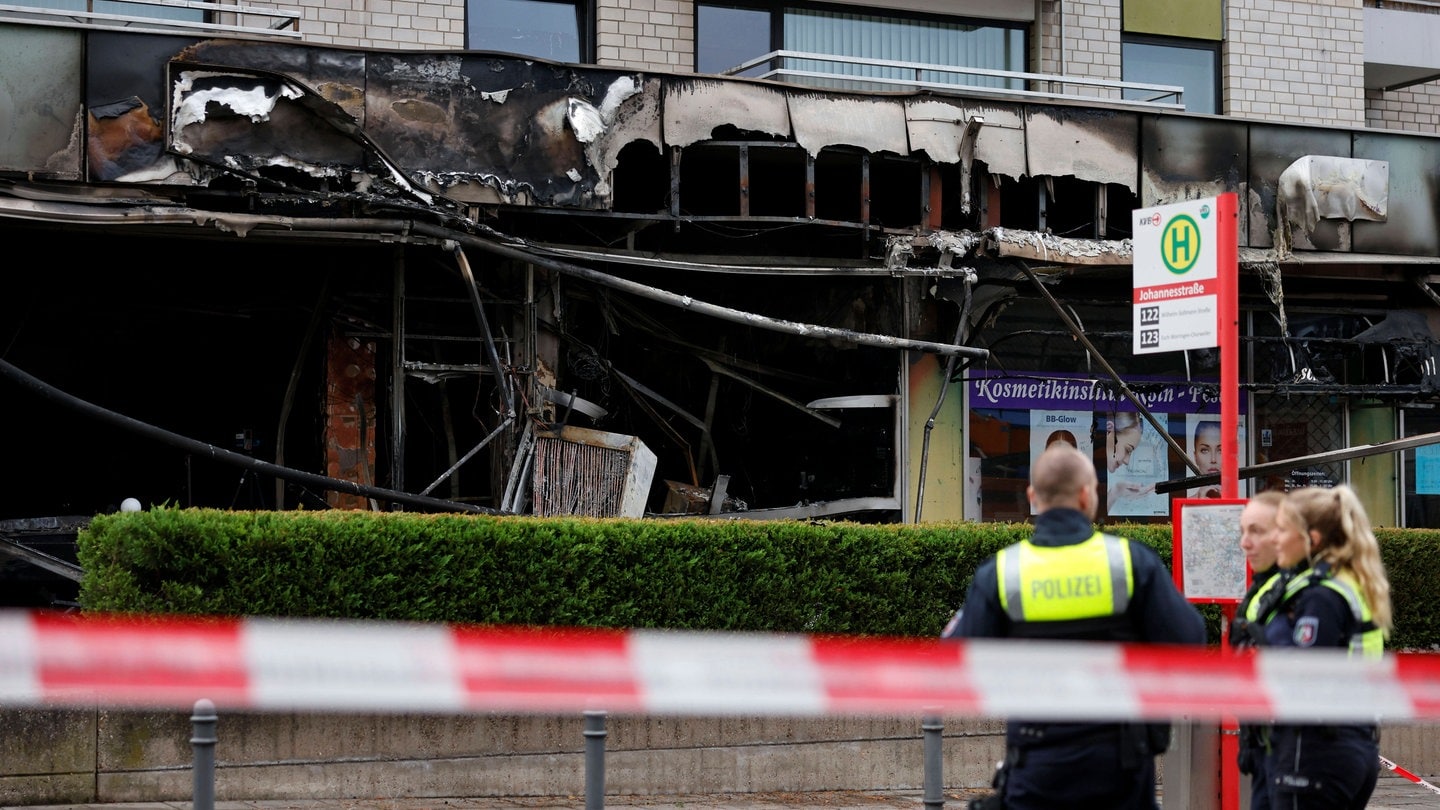 Explosion in Köln zerstört Schaufenster eines Cafés. Gehört die Tat zur Anschlagserie in NRW?