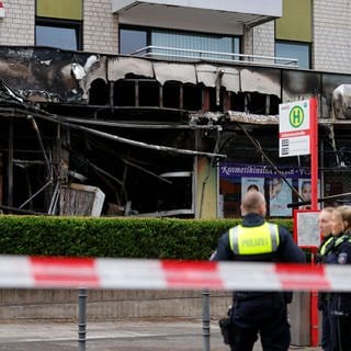 Explosion in Köln zerstört Schaufenster eines Cafés. Gehört die Tat zur Anschlagserie in NRW?