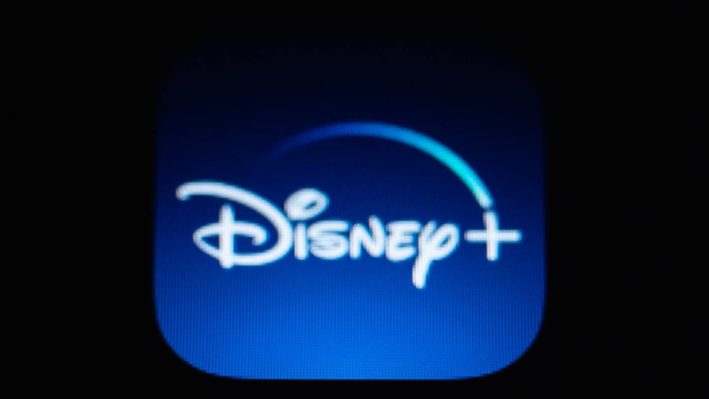 Disney+ ist auf dem Display eines Smartphones - Disney+ hat eine kostenpflichtige Funktion für das Passwort-Sharing eingeführt.