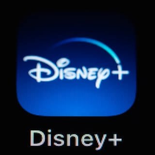 Disney+ ist auf dem Display eines Smartphones - Disney+ hat eine kostenpflichtige Funktion für das Passwort-Sharing eingeführt. 