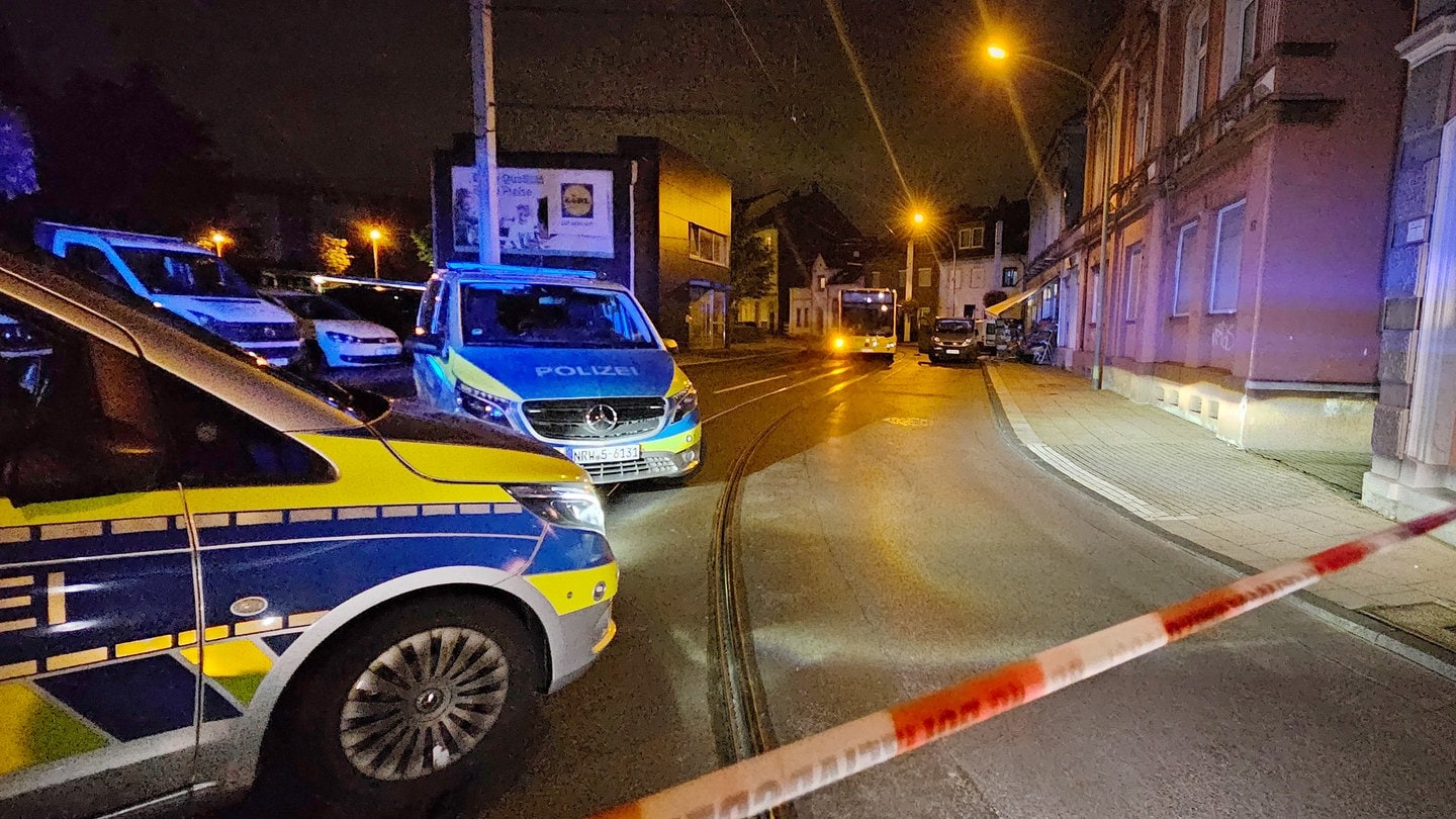 Die Polizei hat an einem Lebensmittelgeschäft in Essen einen Bereich abgesperrt.