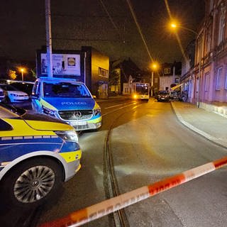 Die Polizei hat an einem Lebensmittelgeschäft in Essen einen Bereich abgesperrt. 