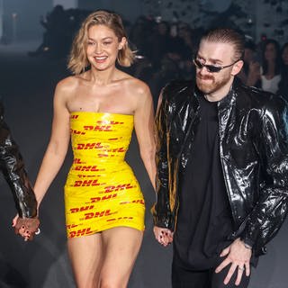 Modell Gigi Hadid auf dem Laufsteg in einem Mini-Kleid aus DHL-Klebeband