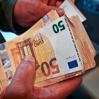 50-Euro-Scheine: Bargeld statt Bezahlkarte - das ist eine Aktion in München, bei der Geflüchtete Gutscheine gegen Geld tauschen können.