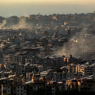 Rauchschwaden von israelischen Luftangriffen auf mehrere Orte sind in einem südlichen Vorort von Beirut.