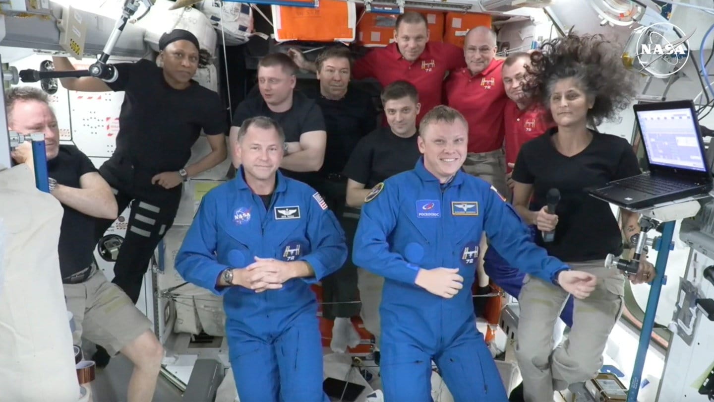 Eine Gruppe Astronauten auf der ISS.