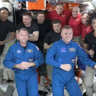 Eine Gruppe Astronauten auf der ISS. 