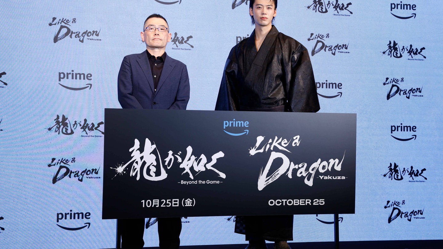 Der japanische Regisseur Masaharu TAKE und der Schauspieler Ryoma TAKEUCHI posieren für die Kameras während einer Pressekonferenz zum weltweiten Streaming von Prime Video 2024 Like a Dragon: Yakuza im Hotel Gajoen Tokyo. Die japanische Originalserie wird ab dem 25. Oktober in mehr als 240 Ländern und Territorien weltweit gestreamt.