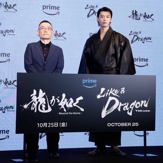 Der japanische Regisseur Masaharu TAKE und der Schauspieler Ryoma TAKEUCHI posieren für die Kameras während einer Pressekonferenz zum weltweiten Streaming von Prime Video 2024 Like a Dragon: Yakuza im Hotel Gajoen Tokyo. Die japanische Originalserie wird ab dem 25. Oktober in mehr als 240 Ländern und Territorien weltweit gestreamt.