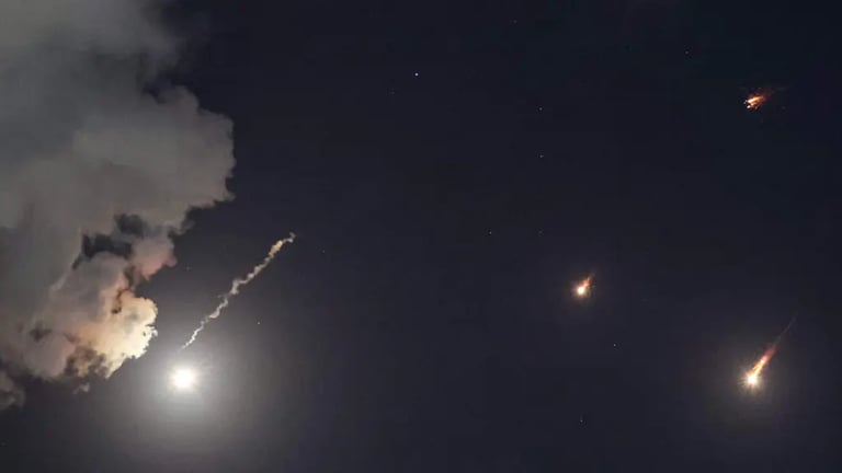 Der Iran hat damit begonnen, Israel mit Raketen zu beschiessen.