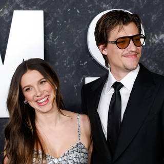 Millie Bobby Brown und Jake Bongiovi bei einer Filmpremiere.