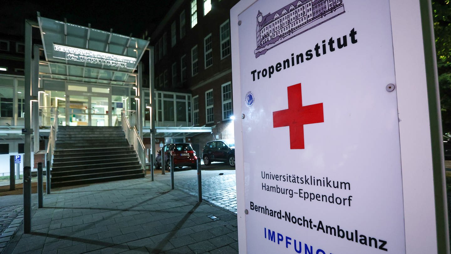 Blick auf den Eingang zum Bernhard-Nocht-Institut für Tropenmedizin (Tropeninstitut) des Universitätsklinikums Hamburg-Eppendorf. Am Hamburger Hauptbahnhof ist mindestens ein Mensch wegen einer möglichen schweren Infektionskrankheit mit einem Spezialfahrzeug der Feuerwehr ins Krankenhaus gebracht worden.