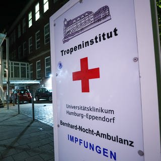 Blick auf den Eingang zum Bernhard-Nocht-Institut für Tropenmedizin (Tropeninstitut) des Universitätsklinikums Hamburg-Eppendorf. Am Hamburger Hauptbahnhof ist mindestens ein Mensch wegen einer möglichen schweren Infektionskrankheit mit einem Spezialfahrzeug der Feuerwehr ins Krankenhaus gebracht worden.