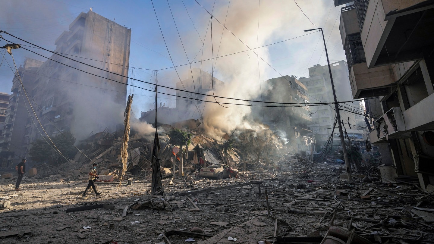 Rauch steigt vom Ort eines israelischen Luftangriffs in Dahiyeh, Beirut auf.