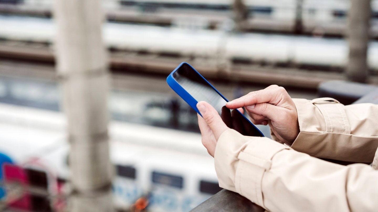 Mit der Bahn reisen kann chillig sein - wenn das Internet keine Faxen macht. DAS läuft jetzt während der Fahrt besser.